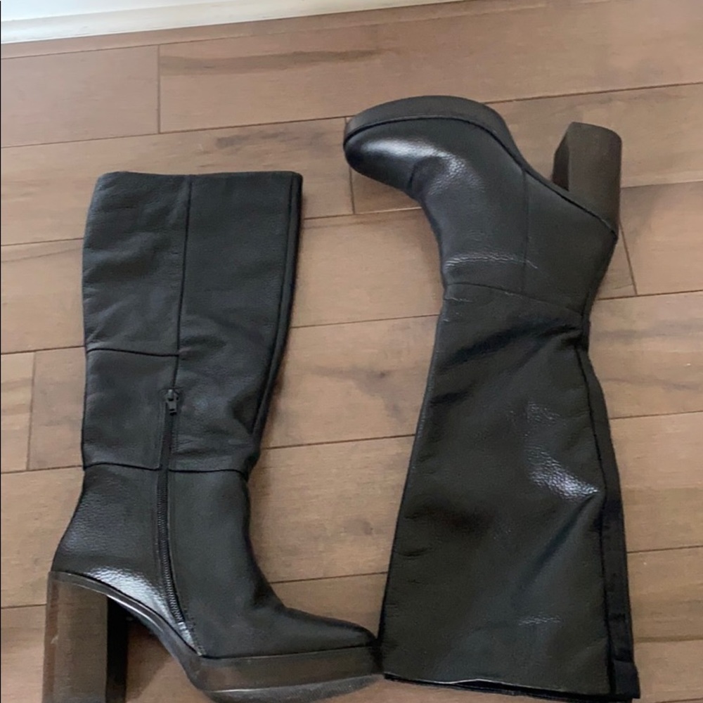 Women’s leather boots size 8